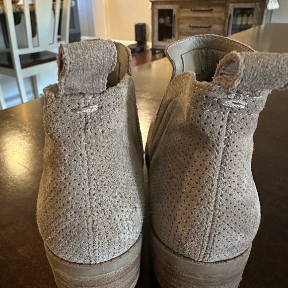 Dolce Vita Tivon PEF Taupe Suede Booties Size 7.5 - Picture 3 of 5